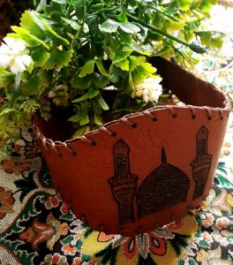 بازوبند حرز امام جواد مدل گنبد( چرم طبیعی ) + دست نوشته حرز امام جواد (ع) روی پوست آهو